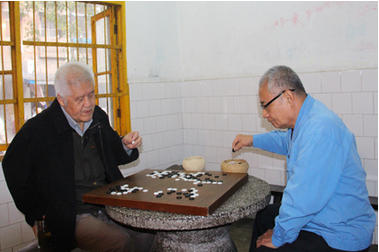 圖為老同志們正在進(jìn)行圍棋比賽.png