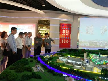 中國三農(nóng)戰(zhàn)略決策委員會(huì)主席陸德一行考察瀘天化