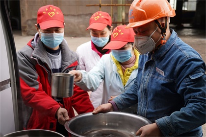瀘天化股份公司青年志愿者為一線員工送湯藥