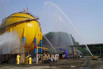 瀘天化與地方政府聯(lián)合舉行液氨泄漏應(yīng)急救援實(shí)戰(zhàn)演練