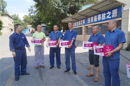 瀘天化股份公司工會高溫時節(jié)為一線員工送清涼 