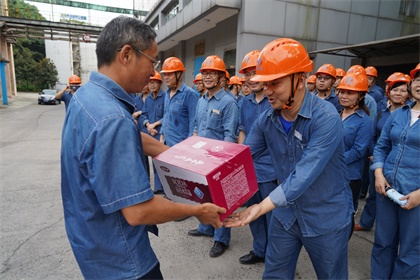 集團公司總經(jīng)理寧忠培為公司一線員工送清涼