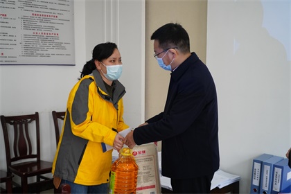 瀘天化集團(tuán)公司黨委書記、董事長譚光軍一行節(jié)前慰問公司員工