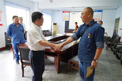 瀘天化股份公司開展“把黨的關(guān)愛送到老兵心中”暖心慰問活動