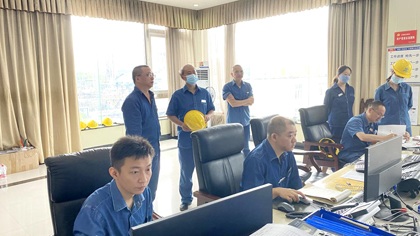 瀘天化股份公司黨委書記、董事長(zhǎng)廖廷君到生產(chǎn)調(diào)度指揮中心了解裝置開(kāi)車情況