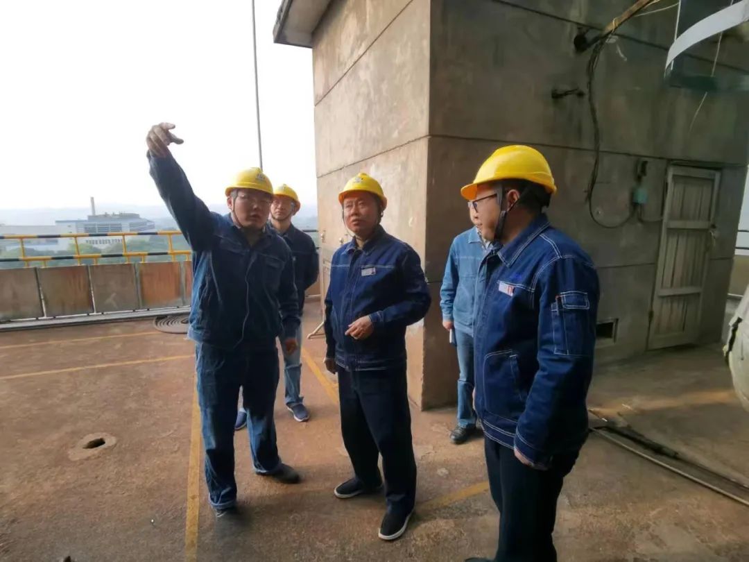 瀘天化股份公司黨委書(shū)記、董事長(zhǎng)廖廷君一行深入尿素現(xiàn)場(chǎng)檢查指導(dǎo)工作