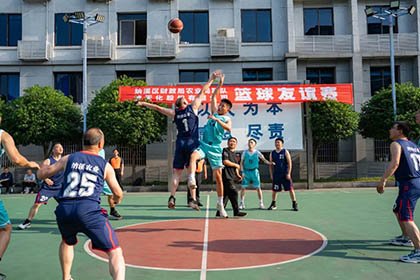 納溪區(qū)財政局、農(nóng)業(yè)局與瀘天化舉行籃球友誼賽