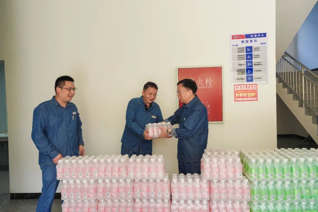 瀘天化股份公司領(lǐng)導(dǎo)傅利才、陳偉慰問尿素造粒塔環(huán)保升級改造項目一線勞動者