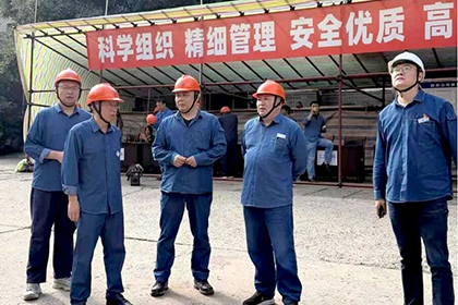 瀘天化股份公司總經(jīng)理傅利才率隊(duì)到合成一裝置大修現(xiàn)場檢查指導(dǎo)工作